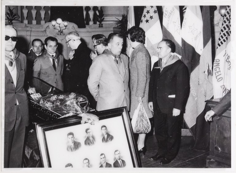 Gattatico-Reggio Emilia, 27-30 marzo 1970, Funerali di Alcide Cervi, camera ardente di Alcide nella Sala del Tricolore di Reggio Emilia, picchetto d'onore